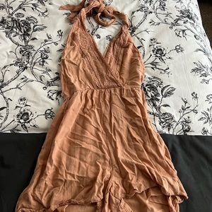 I’m selling this cute peach toned romper. Size S